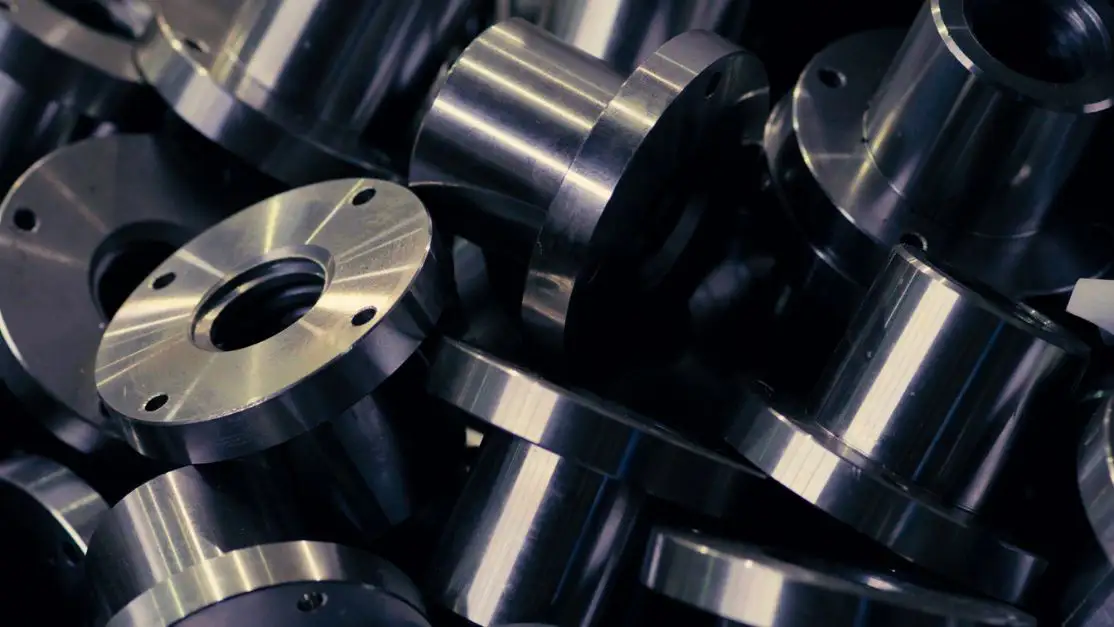 Pieza de metal que ha pasado por un proceso de recubrimiento metálico concreto.